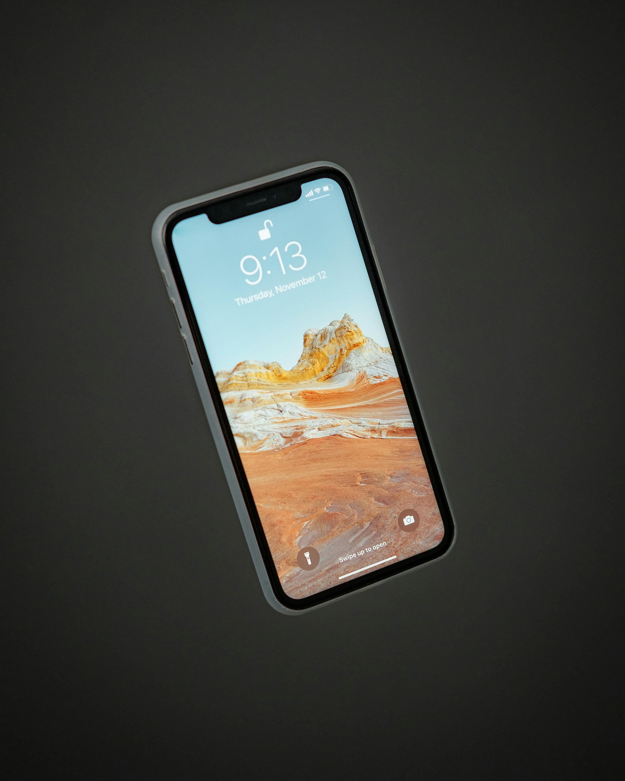 iPhone met geopende achterkant tonend lithium-ion batterij